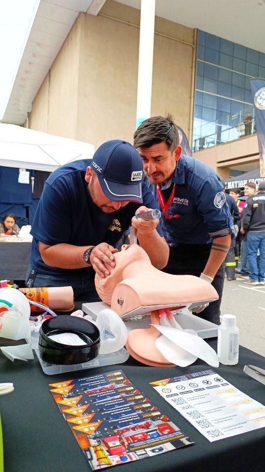 Instructores de First Medical Rescue practicando con un maniquí de simulación