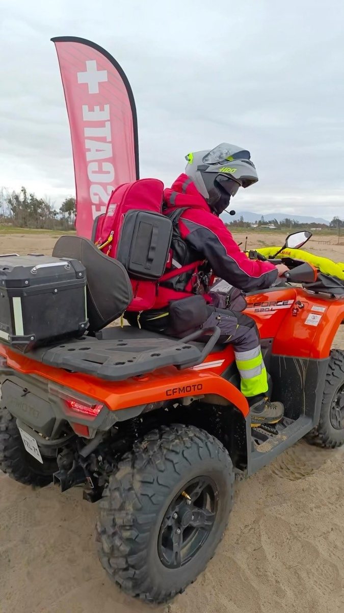 Rescatista en cuatrimoto con equipo médico