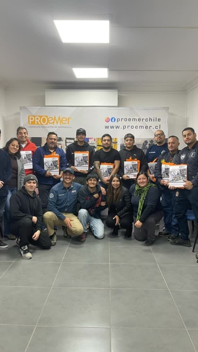 Grupo de participantes de un workshop junto a PROEME