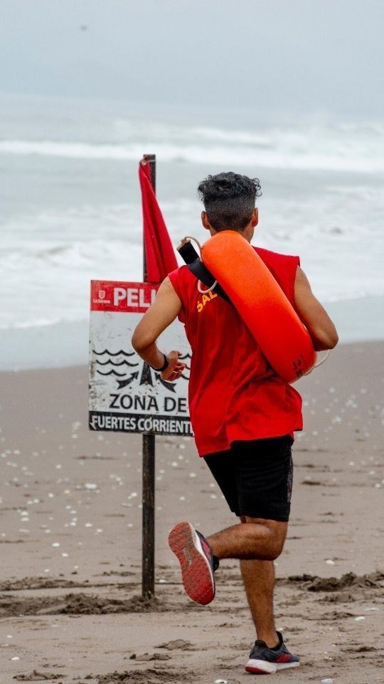 Salvavidas con tubo de rescate en la orilla