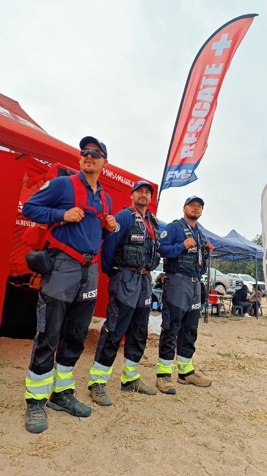 Equipo de First Medical Rescue con uniforme y equipamiento en el puesto médico de un evento