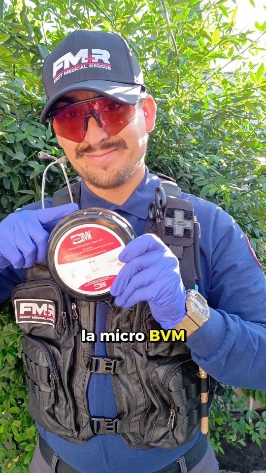 Paramédico mostrando el Pocket BVM táctico